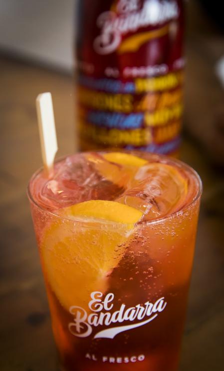 El precio recomendado para un vaso grande es de unos 6 euros. La botella se puede adquirir por 12,95 euros