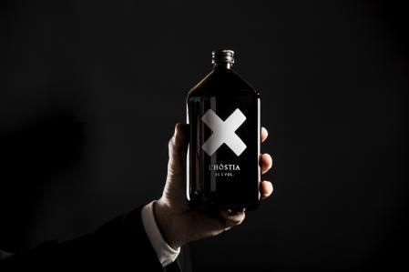 L'Hòstia es una ratafia que en poco más de un año ha conseguido hacerse un hueco como chupito