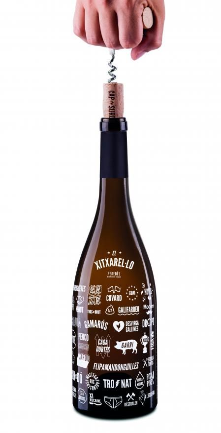 Una botella de El Xitxarel·lo, adornada con los 77 insultos y palabrotas en catalán
