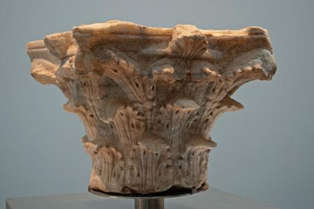 Capitel romano expuesto en el museo de Baelo Claudia.