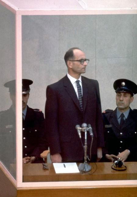 Eichmann, tras la cabina desde la que siguió el juicio