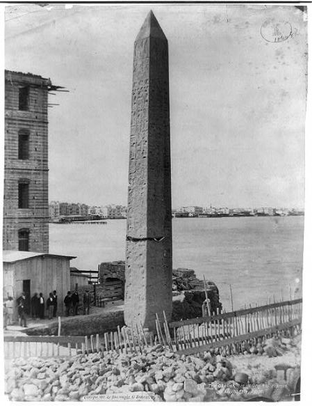 El obelisco en su ubicación en Alejandría antes del traslado.