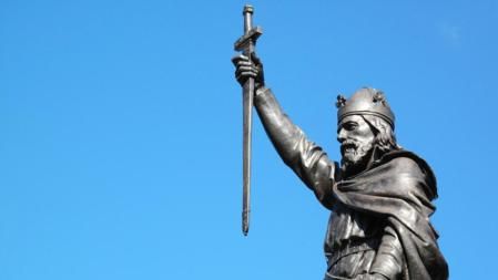 Estatua del rey Alfredo el Grande, realizada por Hamo Thornycroft y levantada en 1899 en Winchester
