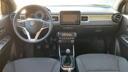 Su interior es sencillo y funcional, aunque dispone de un interesante equipamiento y calidad de acabados.