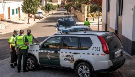 Una patrulla de la Guardia Civil realiza un control en Benigàmin (València)&nbsp;