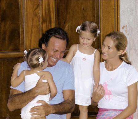 Julio y su esposa Miranda Rijnsburger, junto a sus hijas Victoria y Cristina, en un posado de 2003 en Punta Cana.