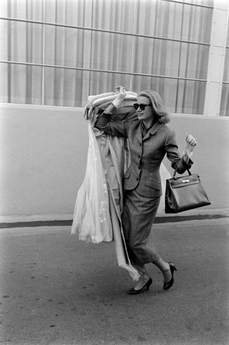 Grace Kelly en Hollywood llevando el bolso de Hermès que lleva su nombre