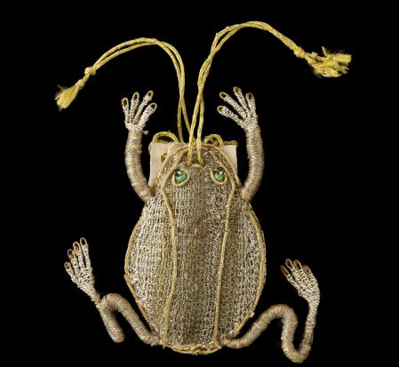 Bolso de mano conocido como Rana, hecha de tejidos y datada en el siglo XVII