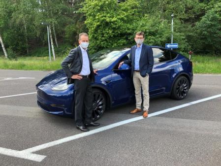 El CEO de VW, Herbert Diess (izq), y el responsable de Desarrollo de VW, Frank Welsch, han probado un Tesla Model Y