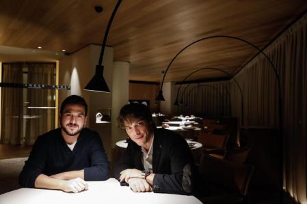 erta El chef Fran López en el restaurante del hotel Ohla Eixample (Còrsega, 289).  En el espacio de la terraza, donde cuanta con platillos del Delta, ha incorporado un menú más asequible.