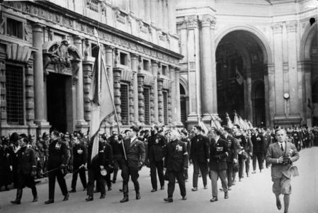 Desfile fascista en Milán (1926).