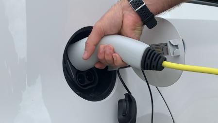 Las cargas del Mii pueden variar de diez a una hora dependiendo de si cargamos en enchufe normal o walbox de carga rápida de corriente continua.