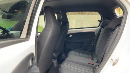 En comparación con las delanteras, las plazas traseras son algo justas.