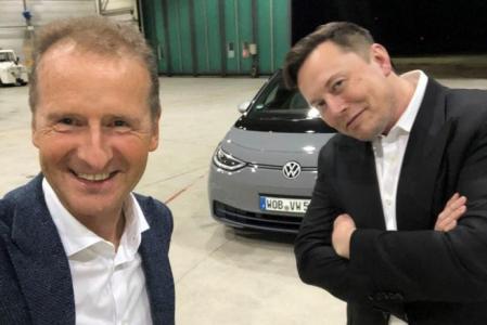 Imagen de archivo del ex CEO de Volkswagen, Herbert Diess, a la izquierda, junto al propietario de Tesla, Elon Musk