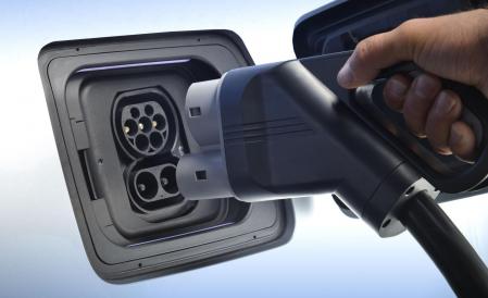 El CCS se basa en el Tipo 2-Mennekes pero con dos pines de potencia para corriente continua adicionales en la parte inferior.