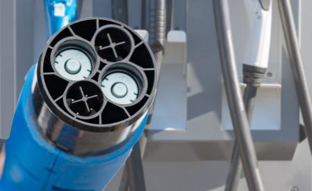 El CHAdeMO permite la carga bidireccional, por lo que el coche puede ser también suministrador de energía y no solo receptor.