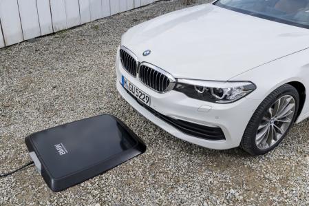 Con esta plataforma situada en el suelo bajo este BMW híbrido enchufable y un CarPad instalado en la parte inferior del coche es posible cargarlo por inducción.
