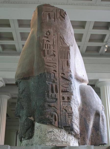 Reverso del busto de Ramsés II.