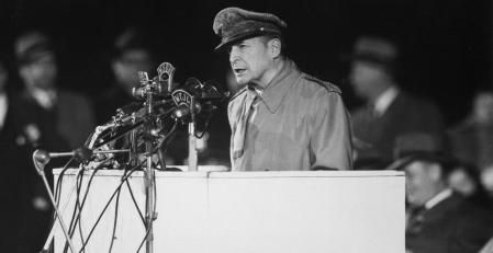 El general Douglas MacArthur durante un discurso en el que defendió su postura sobre la guerra de Corea