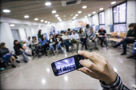 Los alumnos de primaria y pre escolar de Catalunya comienzan hoy el nuevo curso escolar. En las fotografias, niños y padres asisten con nervios a la Escola Jaume I de Barcelona en el primer dia de colegio. Las fotografias han sido realizadas en la Escola Jaume I, Carrer Melcior de Palau , 134 de Barcelona con expreso permiso del Director de la escuela y AMPA para su publicacion. Educacion , escuela , mochilas , infantil , clase , aula. Barcelona, 14/09/2015. Foto: Luis Tato