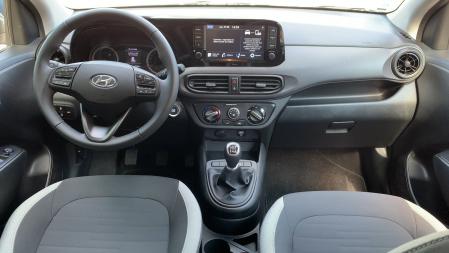 Su diseño es básico pero funcional y de buena calidad para el segmento donde milita.