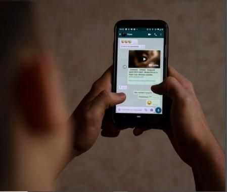 Un adolesentes consultando el móvil SAVE THE CHILDREN&nbsp;