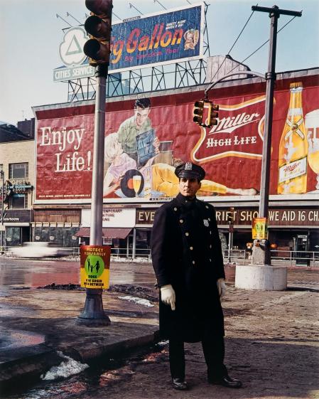 Polcía en la calle 59, Nueva York, fotografía de Evelyn Hofer en 1964