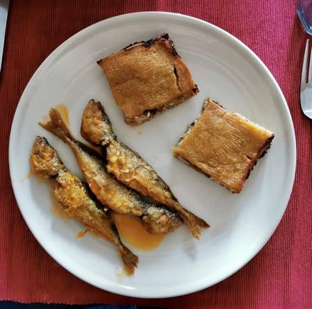 Empanadas rellenas de xoubas y chinchos en escabeche