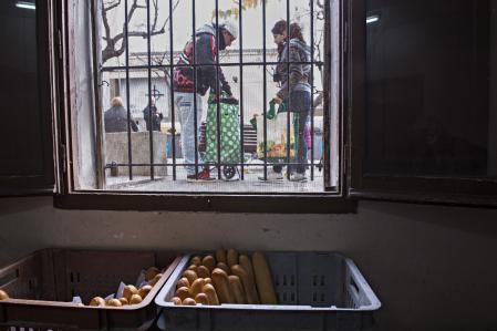 FOTO: ROSER VILALLONGA -  BARCELONA / 15.01.2013 -
L'ESGLESIA DE MARE DE DEU DE LA LLUM (CARRER ENGINYER MONCUNILL, 41DE L'HOSPITALET DEL LL.) DE LA QUE JOSEP MURILLO ÉS EL MOSSEN, REPARTEIX ALIMENTS ALS MÉS NECESSITATS I SOBRETOT AL COL.LECTIU D'IMMIGRANTS LLATINOAMERICANS. HO FA EN UN LOCAL QUE HI HA JUST DAVANT DE L'ESGLESIA.
