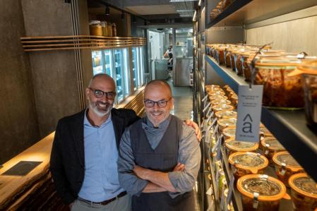 El chef Jordi Vilà con su amigo y socio Gabriel Calzado (izquierda) con quien la semana que viene abre la tienda VA de cuina  (Major de Sarrià, 130)