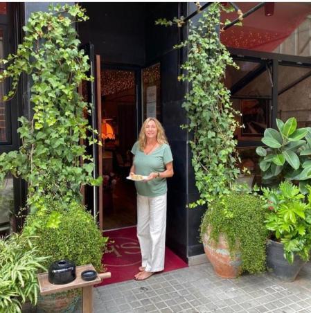 Isabella Heseltine a la entrada de su nuevo Harry’s (pasaje de la Concepció, 2)