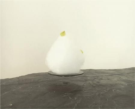 Un postre en forma de nube sobre un plato levitante, creación del instituto Plat