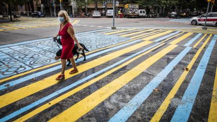 La colorista señalización en la calzada de algunas calles provoca confusión 