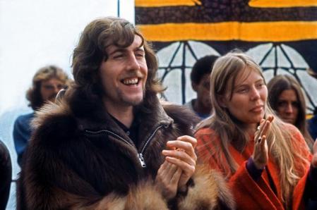 Graham Nash y Joni Mitchell aplauden durante una actuación en el Festival Folclórico de Big Sur, celebrado en el Instituto Esalen, los días 14 y 15 de septiembre de 1969&nbsp;