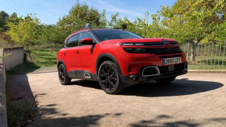 En pistas tiene unas suspensiones efectivas, pero está penalizado por su esquema de tracción delantera.