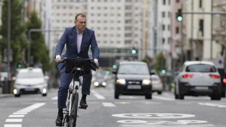 Un hombre monta en bicicleta por la Gran VÃ­a de Madrid durante el dÃ­a 59 del estado de alarma por la pandemia del Covid-19, en Madrid (EspaÃ±a) a 12 de mayo de 2020. 12 MAYO 2020 COVID-19;CORONAVIRUS;TRANSPORTE;DEPORTE;TRÃFICO;CALLE CÃNTRICA;BICI Eduardo Parra / Europa Press 12/05/2020
