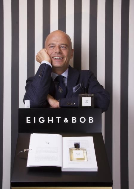 Bodes posa junto a la creación que le ha hecho célebre y que usan personalidades como Barack Obama y George Clooney