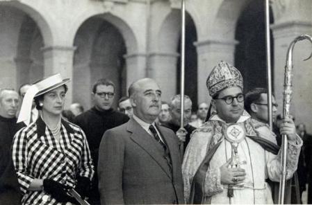 Francisco Franco y Carmen Polo junto al abad de Montserrat
