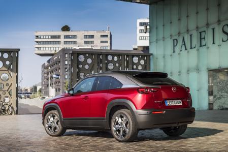 Cuenta con una batería ligera y materiales ecológicos como bioplásticos elaborados a partir de virutas de madera 