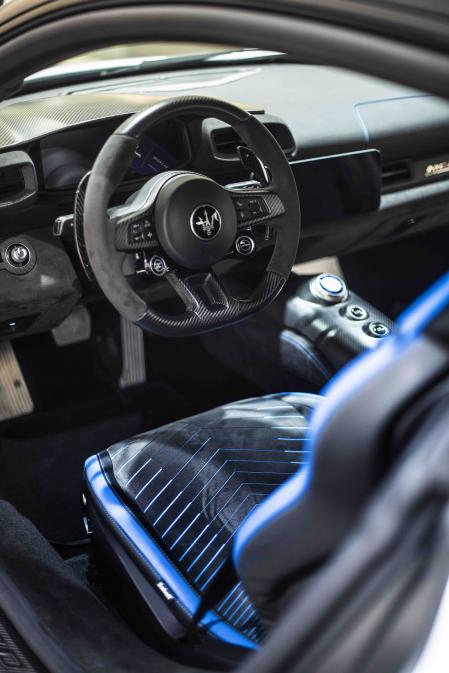 El interior, fabricado también en fibra de carbono, tiene dos pantallas, la del panel de instrumentos y la del sistema multimedia 