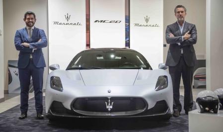 Dan García, Sales Area Manager en Maserati Iberia y Albert Ribas, Director General de Maserati Barcelona y Valencia posan junto al Maserati MC20