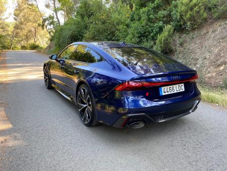 Los pasos de rueda ensanchados lo llevan a medir 1,95 metros de ancho, 4 centímetros más que el A7 normal&nbsp;