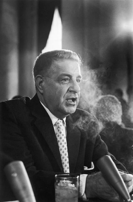 El mafioso Joe Valachi testifica ante un comité del Senado en Washington en 1963