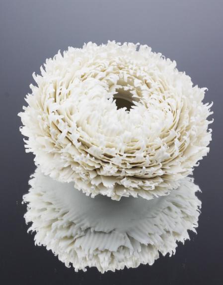 Larkspur, pieza de porcelana de la ceramista escocesa Corrie Bain