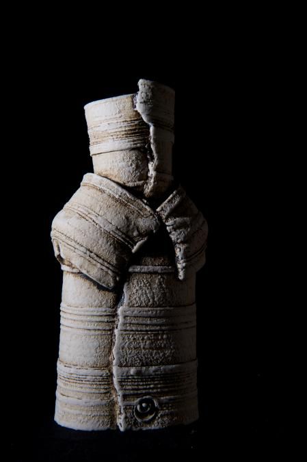 Soldier Vase, obra en gres de 2019 de Dameon Lynn