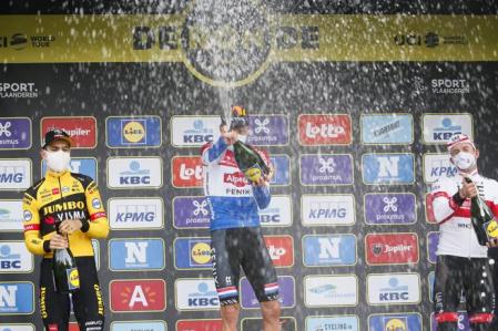 El holandés Van der Poel se llevó el podio del Tour de Flandes 2020, Van Aert quedó segundo.&nbsp;