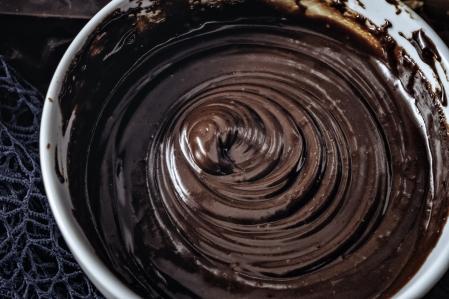 Según nos explica Pallarés, primero incorporamos una tercera parte de la nata al cazo (que tenemos en el fuego con la gelatina diluida) y cuando está fundida le añadimos el chocolate para hacer una crema chocolatera