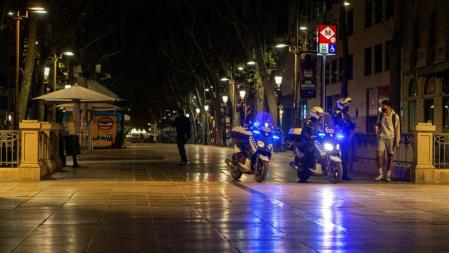 Durante el toque de queda está prohibido realizar desplazamientos por la vía pública si no es por una causa justificada
