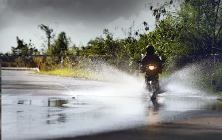 El peso y el tamaño de las motocicletas las hace más vulnerables con la lluvia.