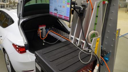 Una de las piezas fabricadas con Oryzite es el piso del maletero, al que se ha sometido a duras pruebas de fuerza para comprobar su resistencia&nbsp;